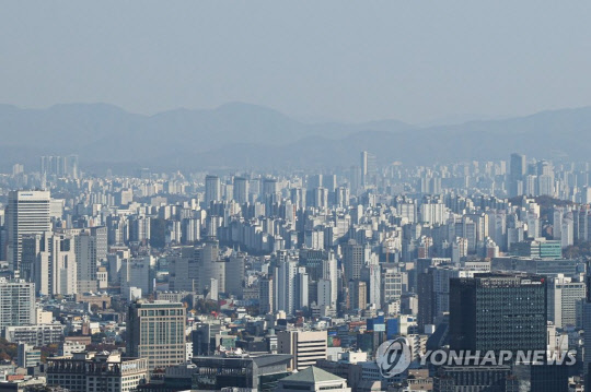 6일 서울 인왕산에서 바라본 시내 아파트 모습. 연합뉴스